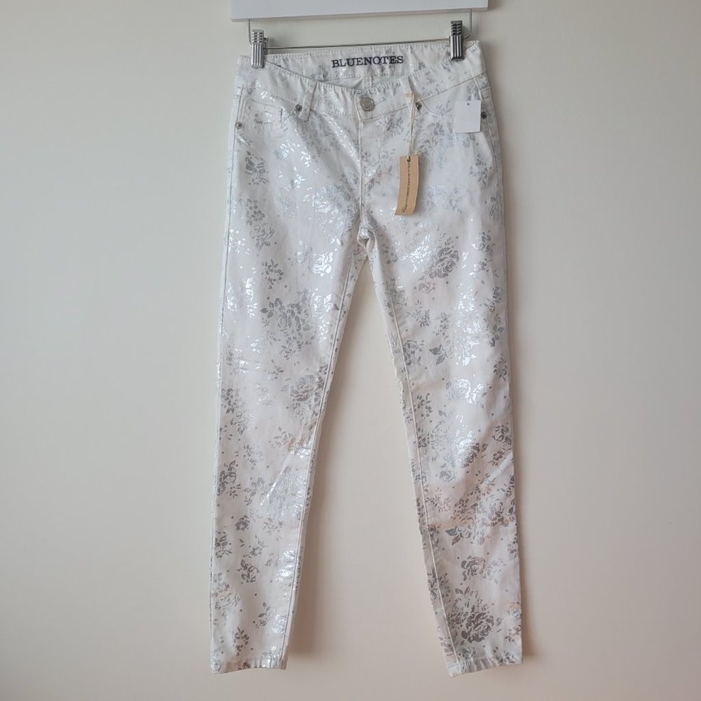 NWT Bluenotes Ankle Jeggings White with Silver Metallic Floral Pattern Size 25